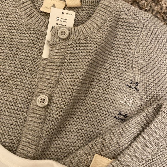 Baby gap NWT Gray and White sweater Set 3-6 month - Picture 3 of 3